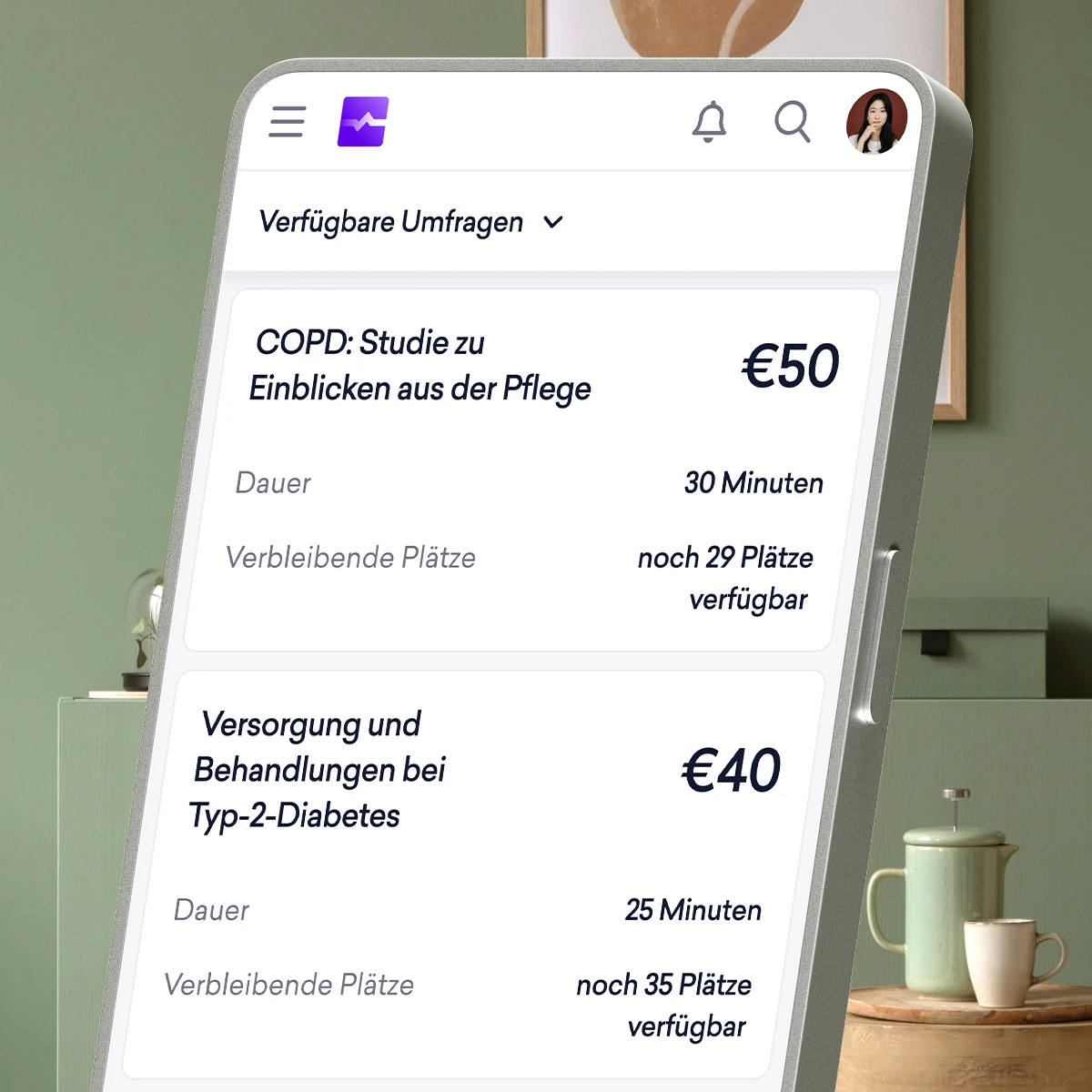 Auf einem Smartphone-Bildschirm wird eine Umfrage-App angezeigt, die zwei bezahlte medizinische Umfragen für Krankenschwestern enthält: eine zu COPD (50 € Belohnung) und eine zu Diabetes-Behandlungen (40 € Belohnung), jeweils mit Angabe der Dauer und der verfügbaren Zeitfenster.