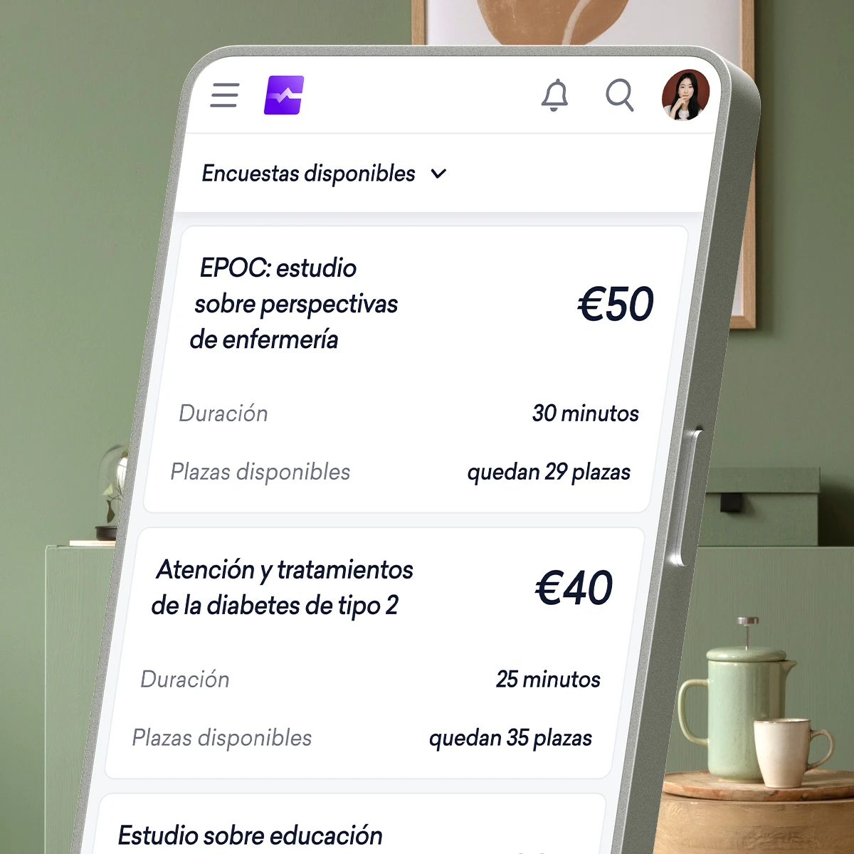 La pantalla de un smartphone muestra una lista de oportunidades de encuestas remuneradas en español, con temas de estudio, duración, franjas horarias disponibles e importes de pago en euros.