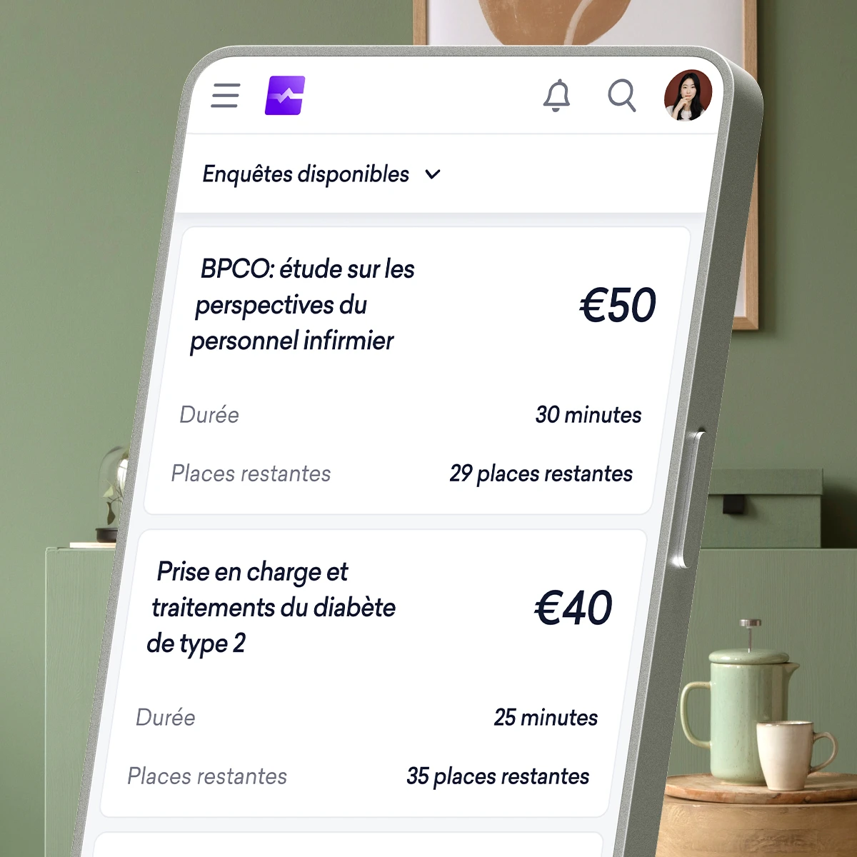L'écran d'un smartphone affiche une application de sondage en français, répertoriant les sondages disponibles sur des sujets de santé avec des récompenses de 50 € et 40 €, les durées et les places restantes.