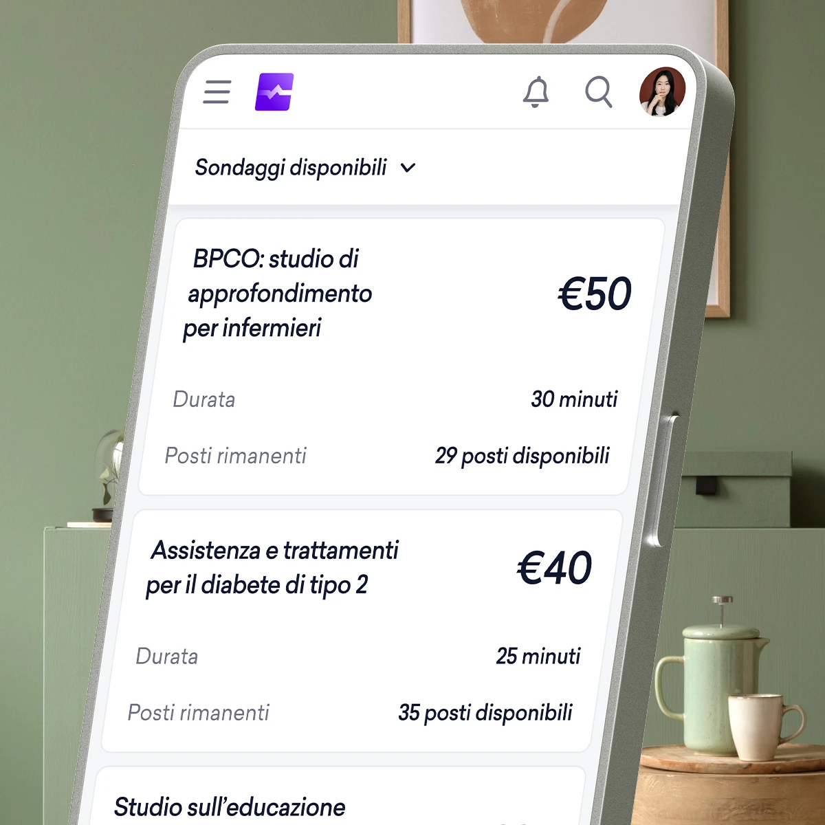 Lo schermo di uno smartphone visualizza un elenco di opportunità di sondaggio retribuito per professionisti della sanità in italiano, con l'indicazione degli argomenti del sondaggio, della durata, della disponibilità e del compenso in euro.
