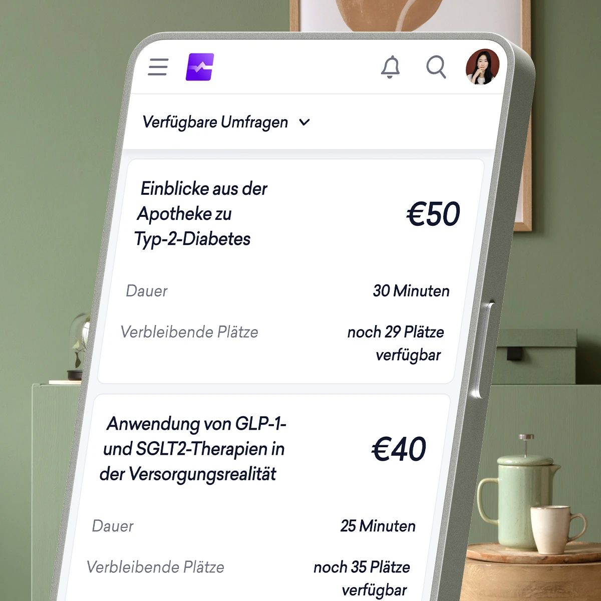 Auf einem Smartphone wird eine deutschsprachige Umfrage-App angezeigt, die bezahlte Umfragen zu Diabetes-Behandlungen anbietet. Für 30- bzw. 25-minütige Umfragen gibt es 50 bzw. 40 Euro.