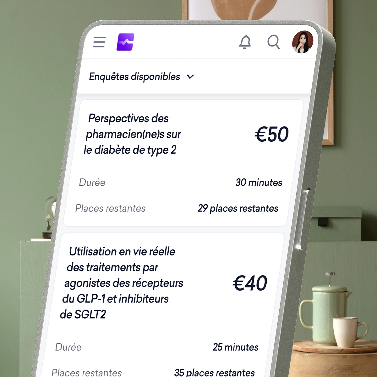 L'écran d'un smartphone affiche deux sondages disponibles en français sur les traitements du diabète, chacun indiquant la durée, la rémunération en euros et les places restantes.