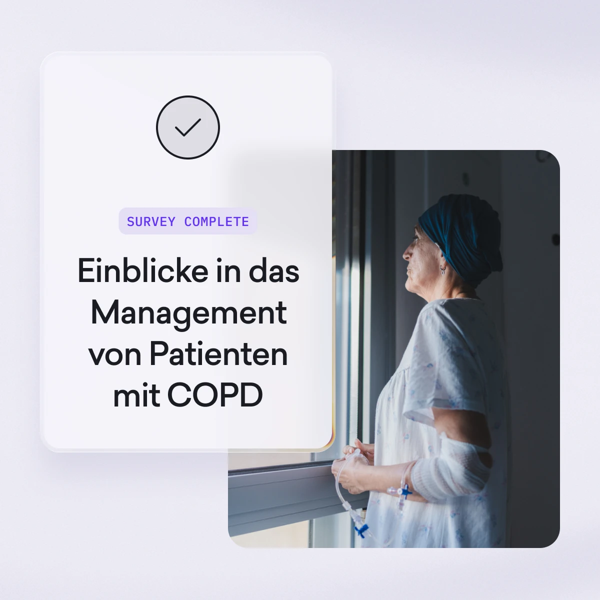 Ein älterer Patient mit einer Infusion steht am Fenster; der deutsche Text erläutert Erkenntnisse über den Umgang mit COPD-Patienten und weist auf den Abschluss der Umfrage hin.