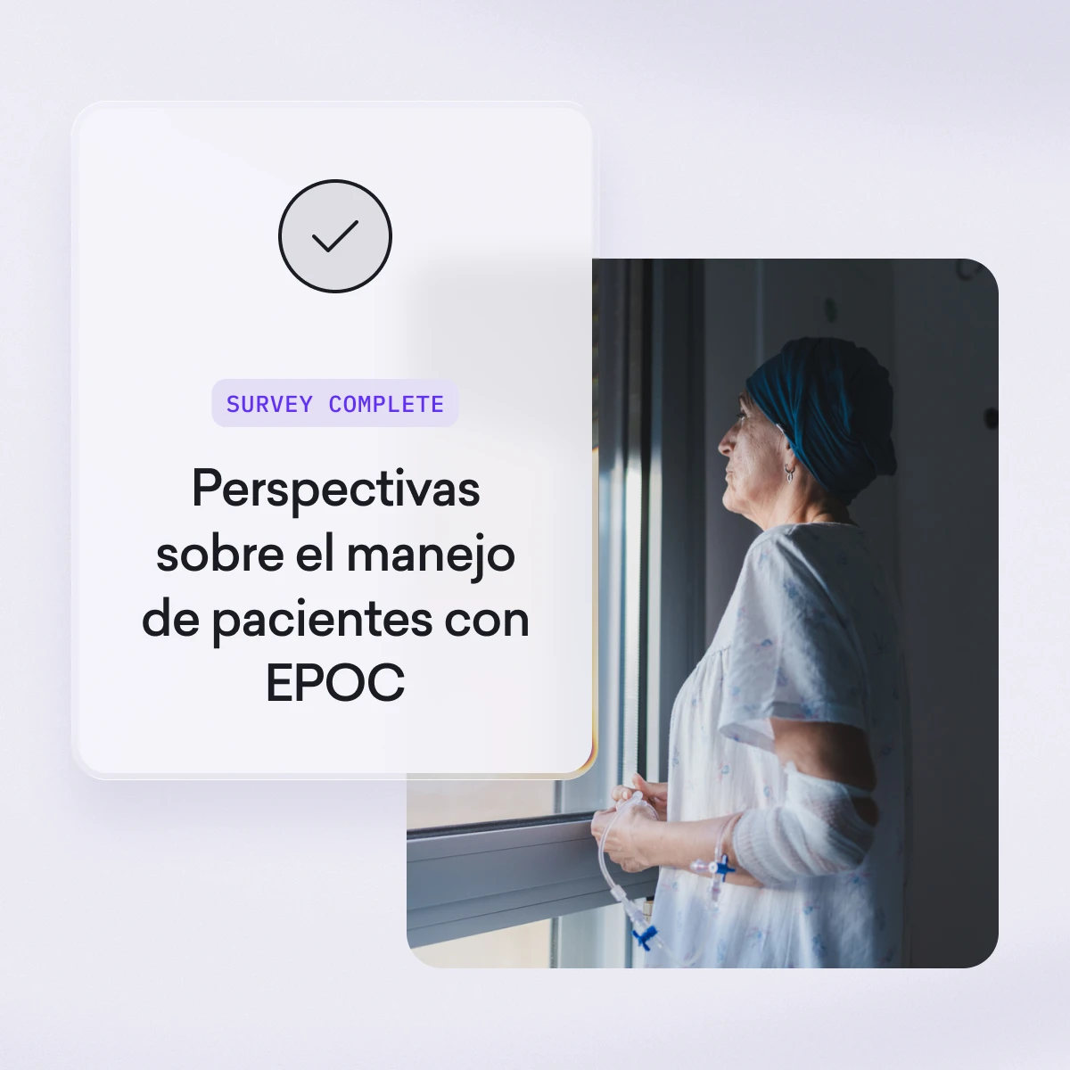 Una mujer en bata de hospital mira por una ventana; a su lado hay una tarjeta en la que se lee "Perspectivas sobre el manejo de pacientes con EPOC-Farmacéuticos" y una etiqueta de "Encuesta completada".