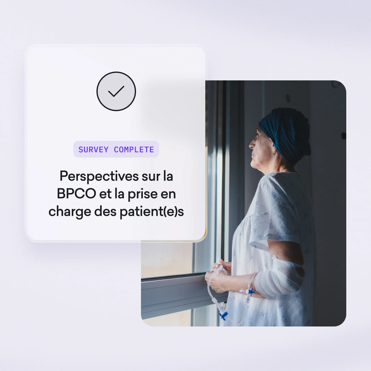Un patient hospitalisé avec une perfusion se tient près d'une fenêtre. Le texte se lit comme suit : "L'enquête est terminée. Perspectives sur la BPCO et la prise en charge des patient(e)s.