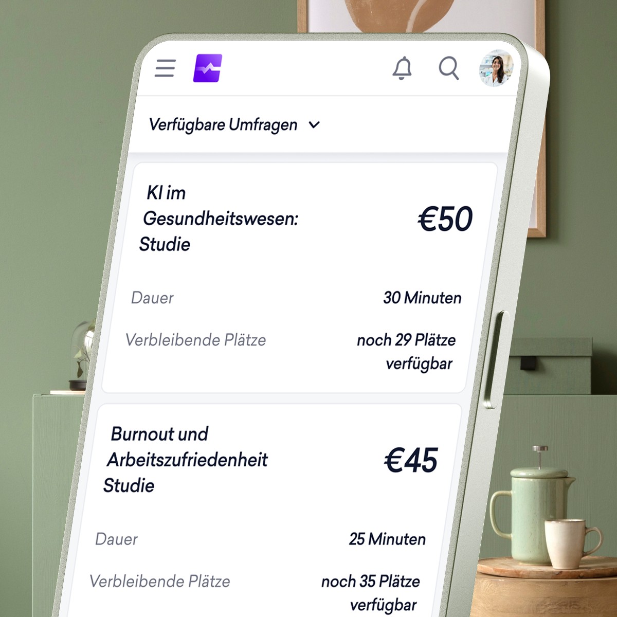 Auf einem Smartphone wird eine Umfrage-App mit verfügbaren bezahlten Umfragen zu Gesundheits- und Arbeitsthemen angezeigt, in der die Dauer, die Vergütung und die verbleibenden Plätze aufgeführt sind.